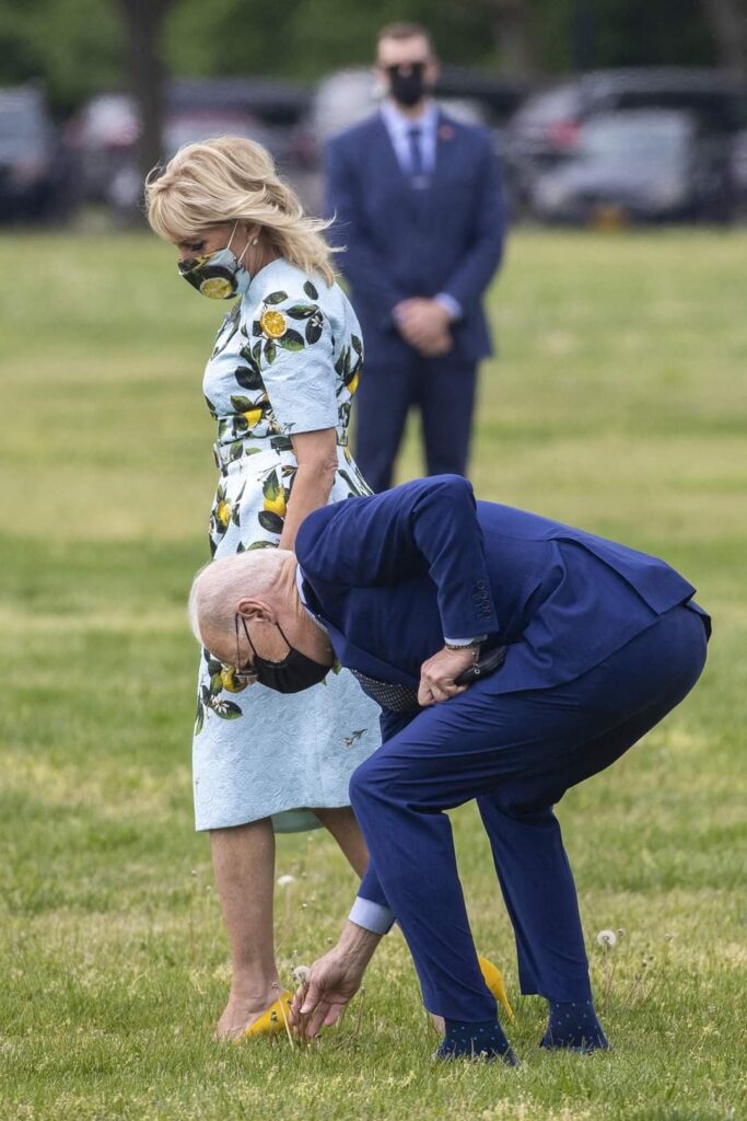 Joe Biden surprend sa femme en lui offrant une fleur de la pelouse de la Maison Blanche