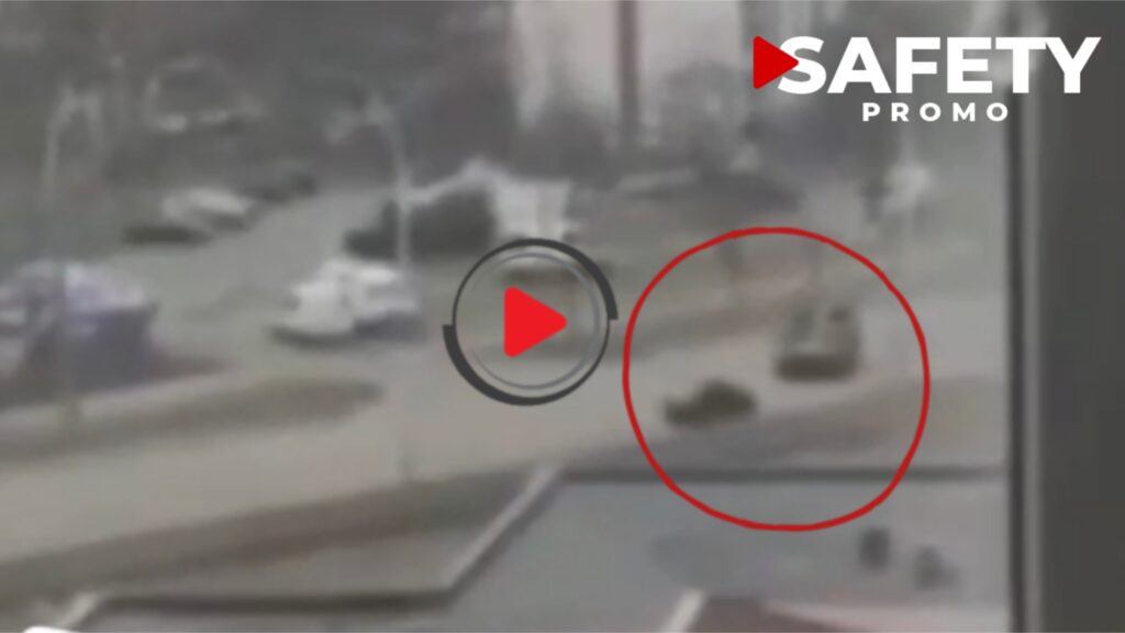 Guerre en Ukraine : à Kiev, une voiture civile écrasée par un véhicule blindé