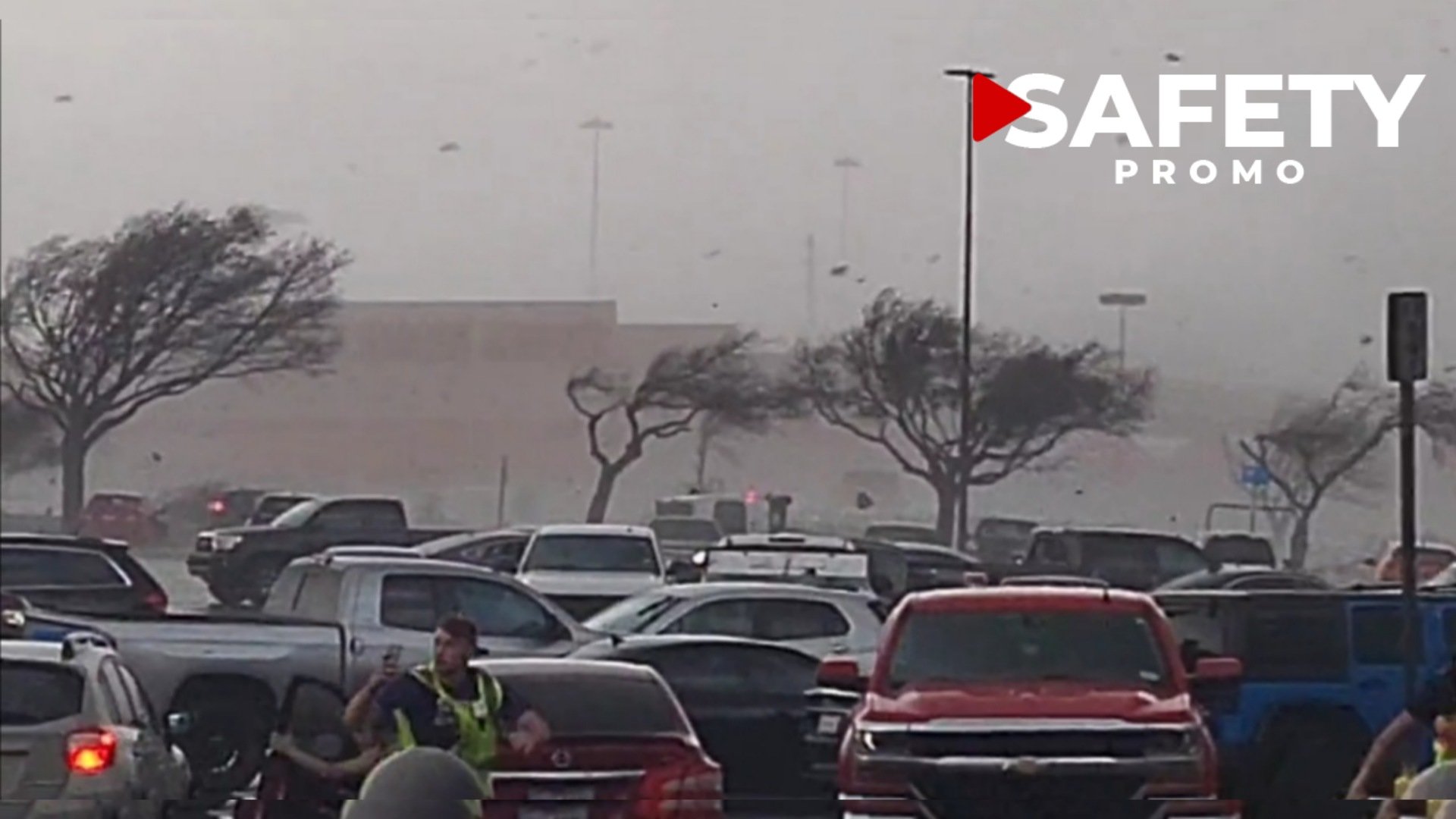 Les images hallucinantes de puissantes tornades filmées devant un supermarché au Texas